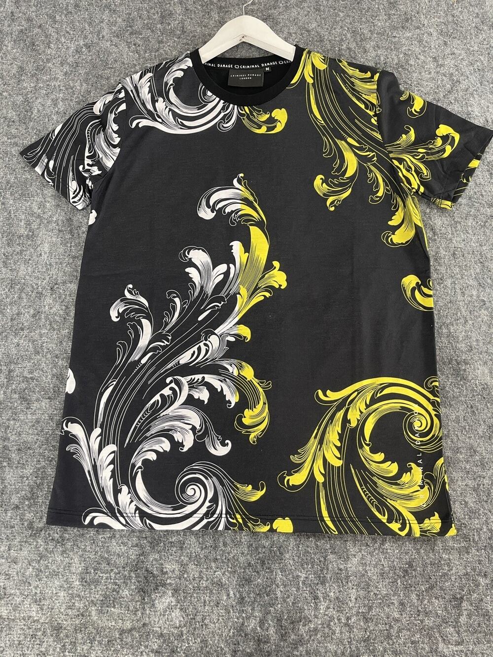 CRIMINAL DAMAGE Shirt Mens Medium Tee Floral Black Crew Neck T-Shirt N143